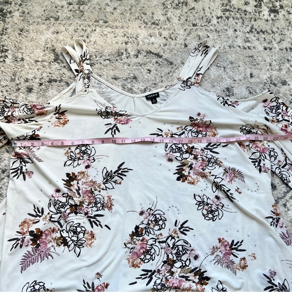 🔥Torrid Floral Cold Shoulder Top - Picture 5 of 7